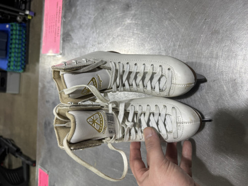 Vist Large View of Product Image Which is Used Jackson MYSTIQUE Girls Figure Skate White Junior 02