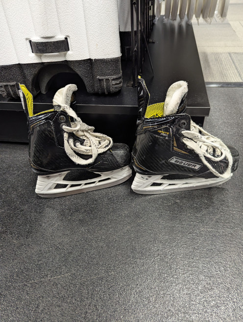 Vist Large View of Product Image Which is Used Bauer SUPREME IGNNITE Youth Hockey Skate Youth 10.0