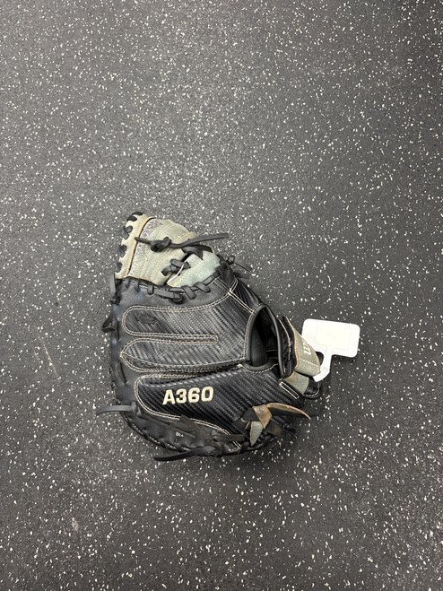 Vist Large View of Product Image Which is Used Wilson A03RB21CM315 BB/SB Catchers RH Throw Black 31 1/2"