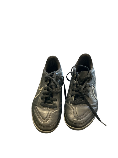 Vist Large View of Product Image Which is Used Nike Soccer Indoor Shoes Black Junior 02