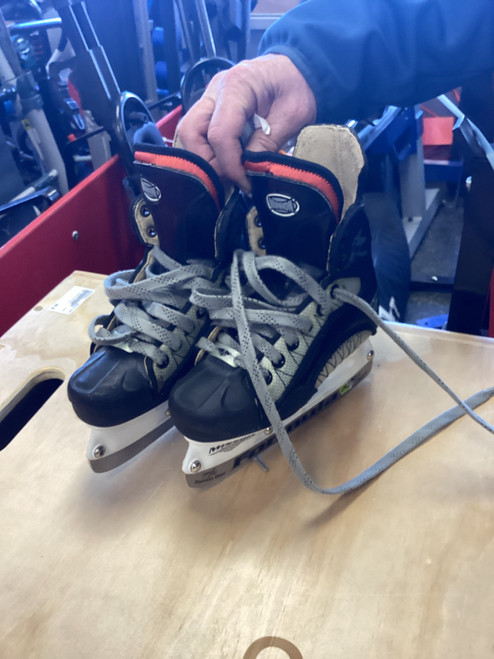 Vist Large View of Product Image Which is Used Mission AMP FLYWEIGHT Junior Hockey Skate Junior 02
