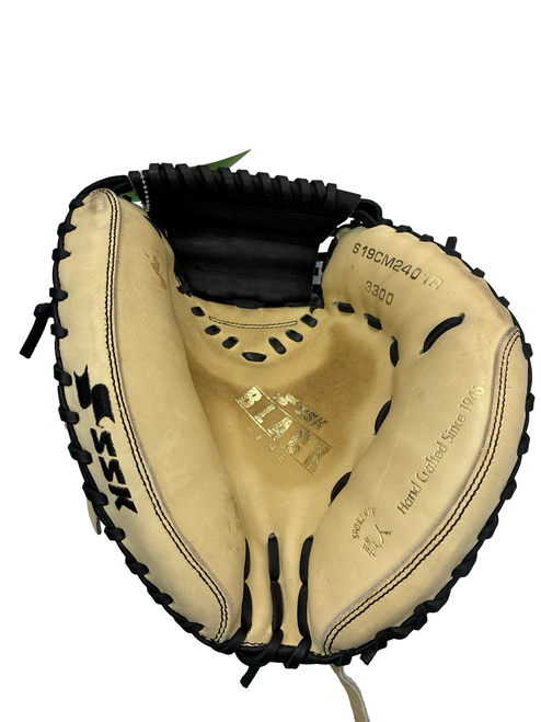 Vist Large View of Product Image Which is Used Ssk BLACKLINE 33IN BB/SB Catchers RH Throw Tan 33"