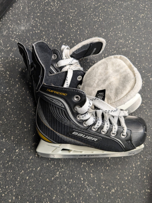 Vist Large View of Product Image Which is Used Bauer SUPREME PRO Junior Hockey Skate Junior 03