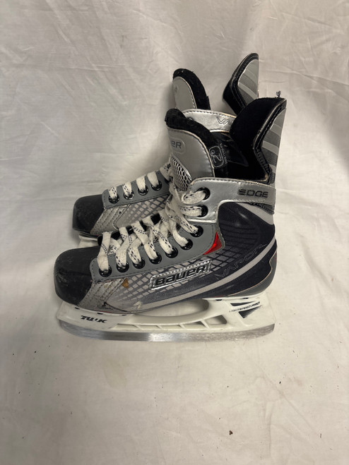 Vist Large View of Product Image Which is Used Bauer VAPOR Junior Hockey Skate Junior 02
