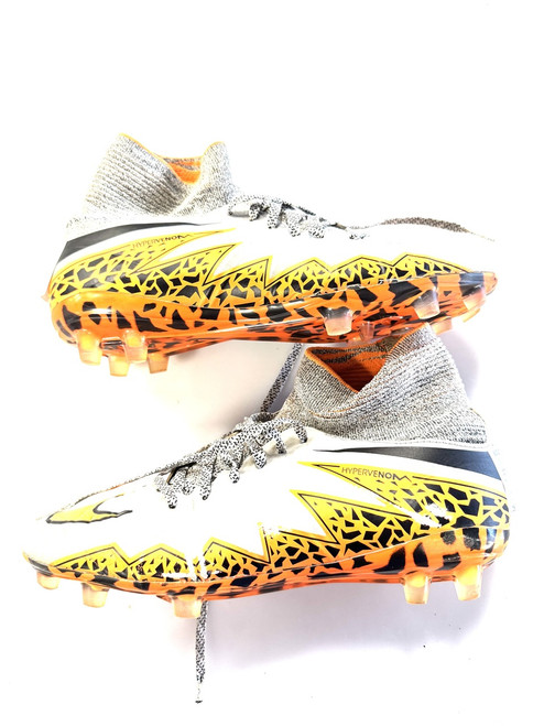 Vist Large View of Product Image Which is Used Nike Soccer Cleats Orange Junior 04.5