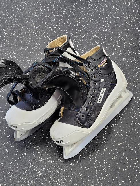 Vist Large View of Product Image Which is Used Bauer SUPREME 1000 Intermediate Hockey Skate Intermediate 4.0