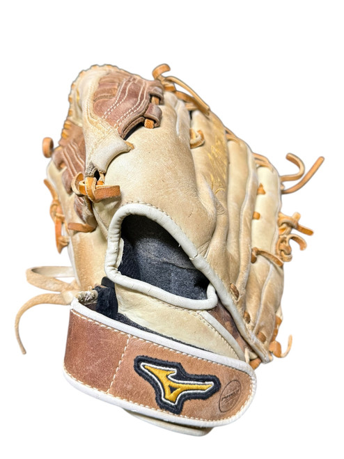 Vist Large View of Product Image Which is Used Mizuno CLASSIC FASTPITCH LH Throw Fastpitch Gloves Brown 12 1/2"