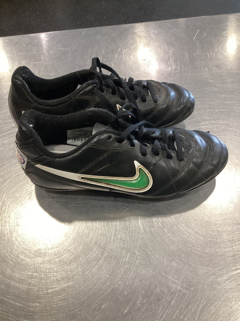 Vist Large View of Product Image Which is Used Nike BLACK SOCCER CLEATS Soccer Cleats Black Junior 03.5