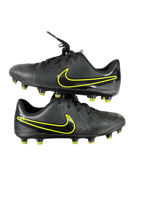 Vist Large View of Product Image Which is Used Nike Soccer Cleats Black Junior 01
