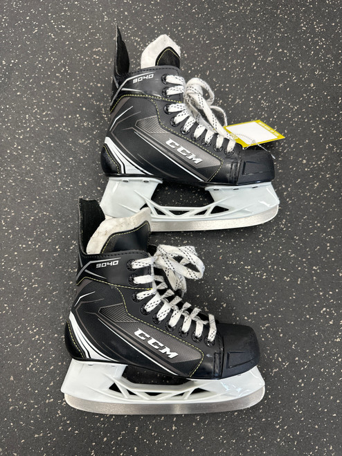 Vist Large View of Product Image Which is Used CCM TACKS 9040 Junior Hockey Skate Junior 02