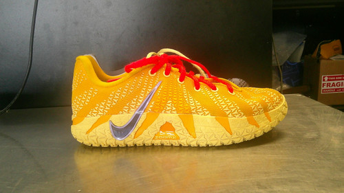 Vist Large View of Product Image Which is Used Nike Basketball Shoes Y Yellow Senior 5.5
