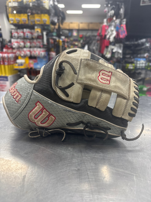 Vist Large View of Product Image Which is Used Wilson A2000 TA TIM ANDERSON BB/SB Glove RH Throw Black 11 1/2"