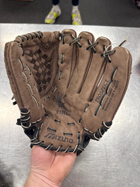 Vist Large View of Product Image Which is Used Mizuno GPP 1156T RH Throw Fastpitch Gloves Brown 11 1/2"