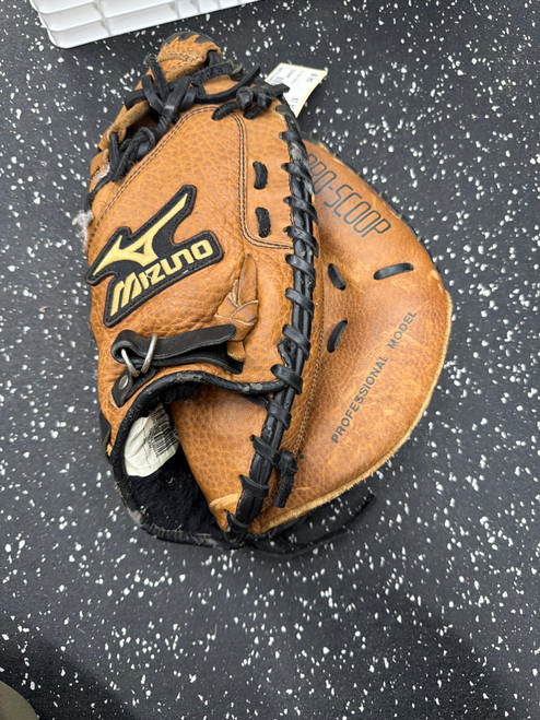 Vist Large View of Product Image Which is Used Mizuno GXC 73 BB/SB Catchers RH Throw Brown 34"