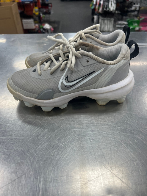 Vist Large View of Product Image Which is Used Nike TROUT 27 BB/SB Cleats Grey Junior 01