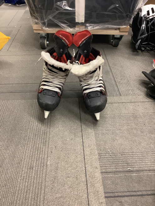 Vist Large View of Product Image Which is Used CCM JETSPEED VIBE Junior Hockey Skate Junior 03.5