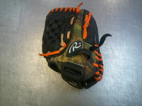 Vist Large View of Product Image Which is Used Rawlings PLAYMAKER SERIES BB/SB Glove RH Throw Black 10 1/2"