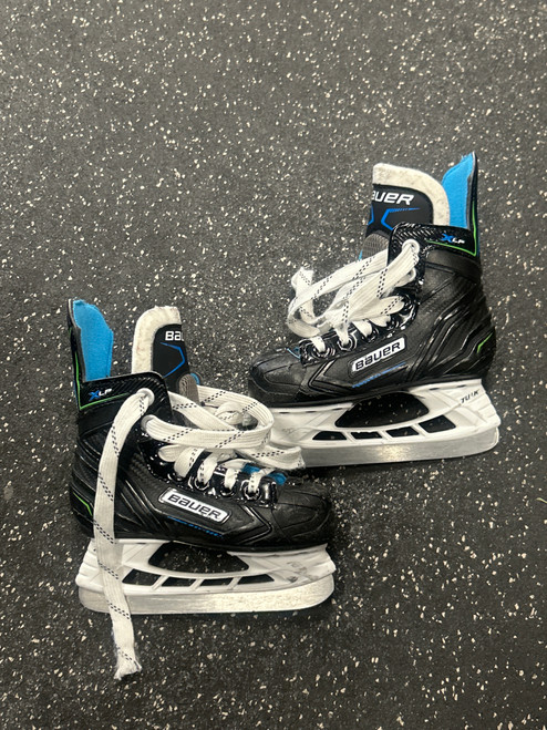 Vist Large View of Product Image Which is Used Bauer XLP Youth Hockey Skate Youth 08.0