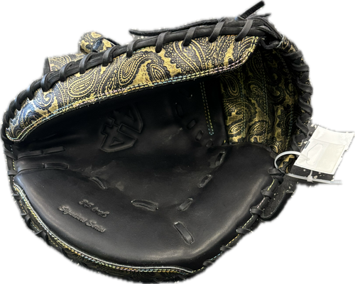 Vist Large View of Product Image Which is Used 44 PRO SIGNATURE SERIES BB/SB Catchers RH Throw Black 35"