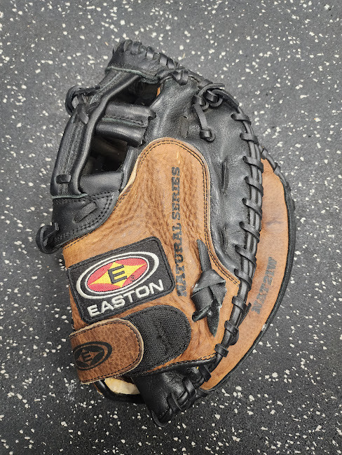 Vist Large View of Product Image Which is Used Easton NAT 21W BB/SB Catchers RH Throw Black 33"