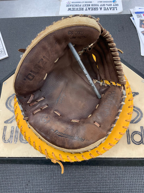 Vist Large View of Product Image Which is Used Mizuno GXC 93 BB/SB Catchers RH Throw Brown 33 1/2"