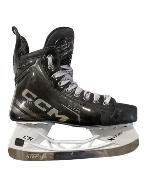 Vist Large View of Product Image Which is Used CCM XF Intermediate Hockey Skate Intermediate 5.5