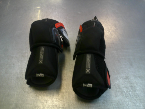 Vist Large View of Product Image Which is Used Bauer VAPOR 3X PRO Intermediate Elbow Pads MD