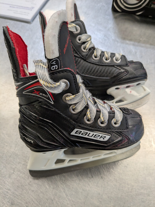 Vist Large View of Product Image Which is Used Bauer X250 Youth Hockey Skate Youth 06.0