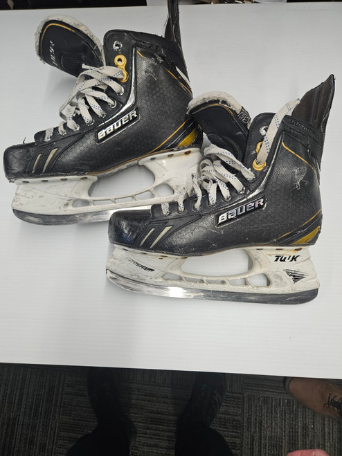 Vist Large View of Product Image Which is Used Bauer ONECOMP Senior Hockey Skate Senior 8.5