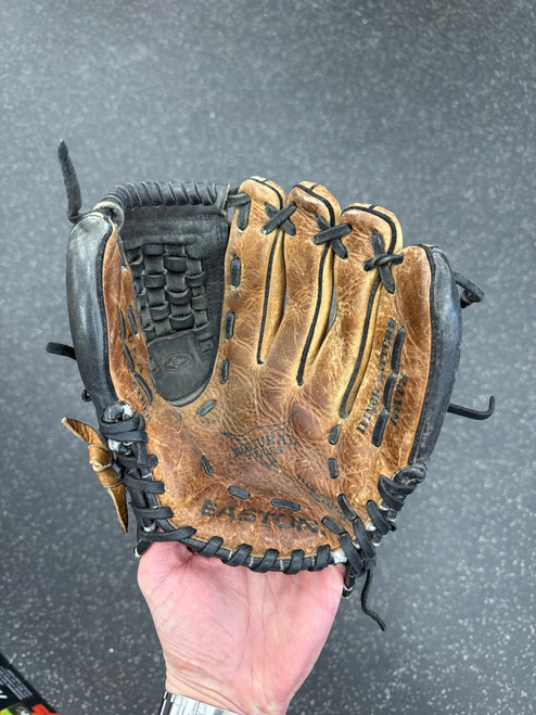 Vist Large View of Product Image Which is Used Easton NAT3 BB/SB Glove RH Throw Brown 11"