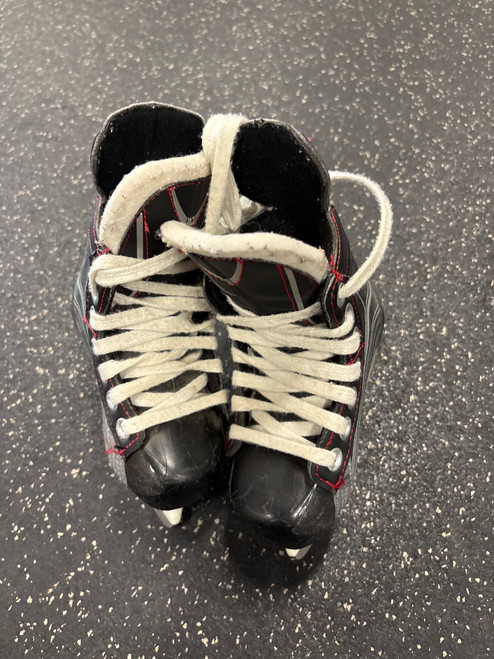Vist Large View of Product Image Which is Used Bauer VAPOR X200 Youth Hockey Skate Youth 08.0
