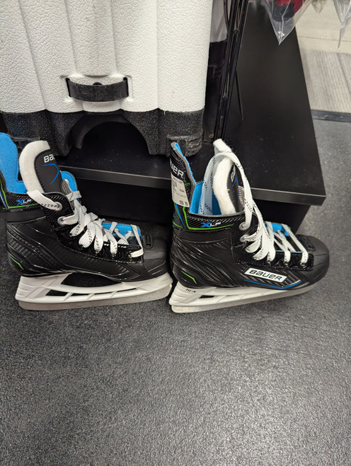 Vist Large View of Product Image Which is Used Bauer YOUTH SKATES Youth Hockey Skate Youth 12.0