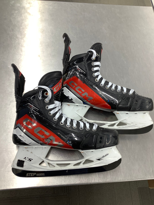Vist Large View of Product Image Which is Used CCM FT6 PRO Senior Hockey Skate Senior 9.5
