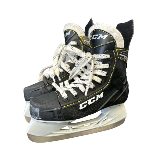Vist Large View of Product Image Which is Used CCM 9350 Junior Hockey Skate Junior 01