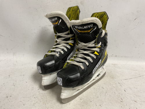 Vist Large View of Product Image Which is Used Bauer SUPREME M4 Junior Hockey Skate Junior 03.5