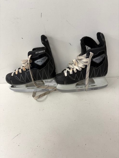 Vist Large View of Product Image Which is Used CCM INTRUDER Junior Hockey Skate Junior 02