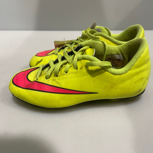 Vist Large View of Product Image Which is Used Nike Soccer Cleats Yellow Junior 01