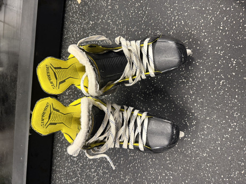 Vist Large View of Product Image Which is Used Bauer M4 Intermediate Hockey Skate Intermediate 5.5