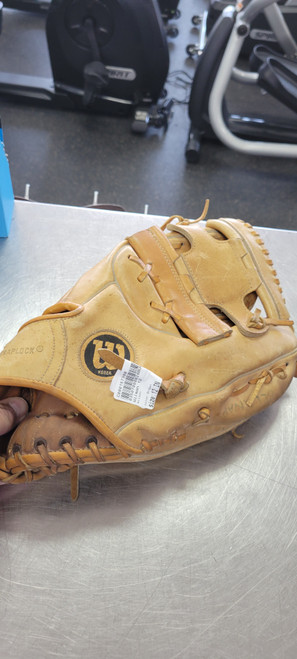 Vist Large View of Product Image Which is Used Wilson SOFTBALL 12.5 BB/SB Glove RH Throw Brown 12 1/2"