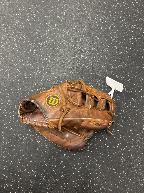 Vist Large View of Product Image Which is Used Wilson THE A2000 XLO BB/SB Glove RH Throw Brown 11 1/2"