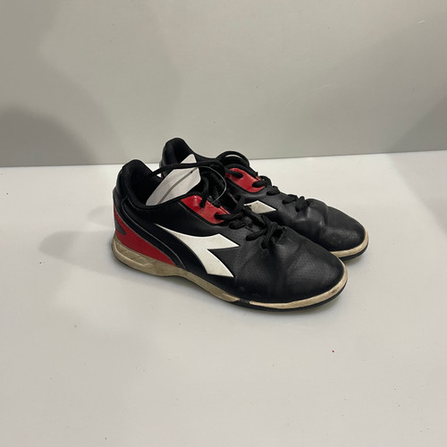Vist Large View of Product Image Which is Used Diadora Soccer Indoor Shoes Black Junior 02