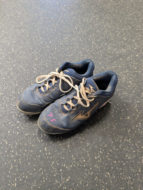 Vist Large View of Product Image Which is Used Mizuno CLEATS BB/SB Cleats None Senior 7.5