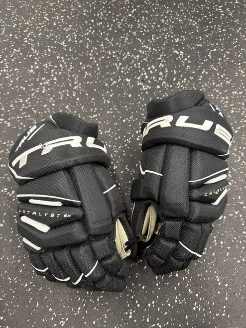 Vist Large View of Product Image Which is Used True CATALYST 5X Junior Gloves Black 12"