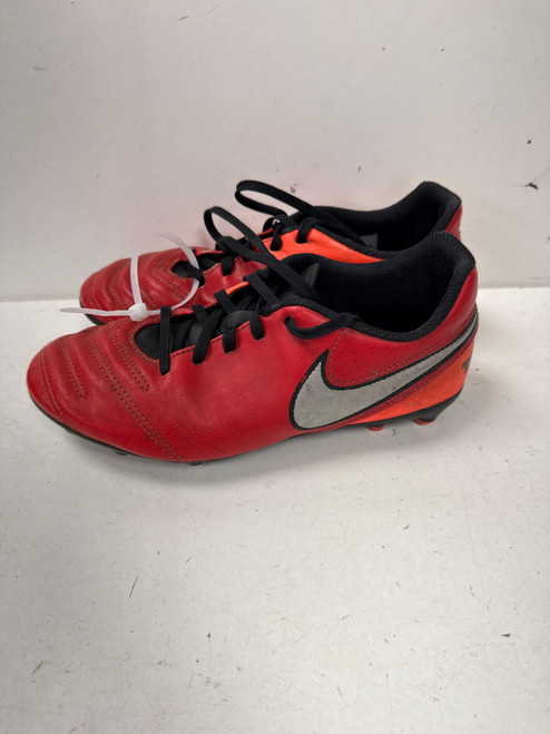 Vist Large View of Product Image Which is Used Nike TIEMPO Soccer Cleats Red Junior 04