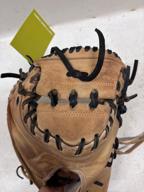 Vist Large View of Product Image Which is Used Wilson DPCM PRO STOCK BB/SB Catchers RH Throw Tan 33"