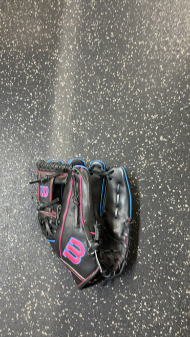 Vist Large View of Product Image Which is Used Wilson A1000 BB/SB Glove RH Throw Black 11 1/2"
