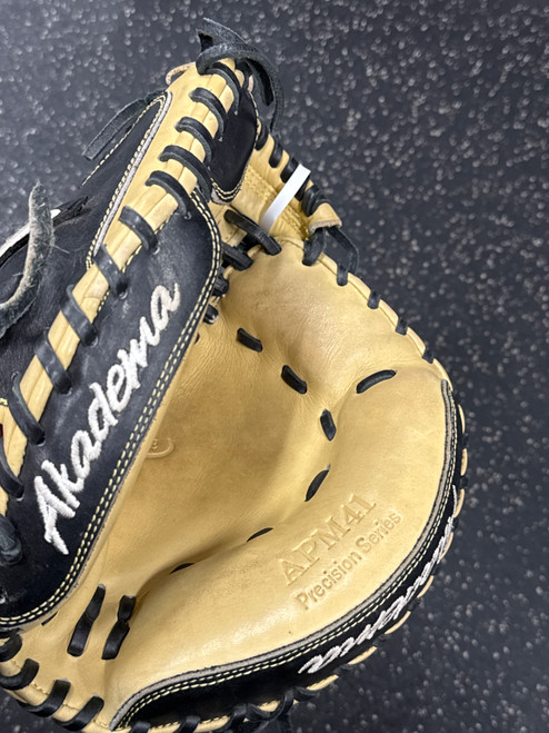 Vist Large View of Product Image Which is Used Akadema APM41 BB/SB Catchers RH Throw Brown 33"