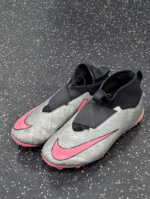 Vist Large View of Product Image Which is Used Nike Soccer Cleats Grey Junior 04