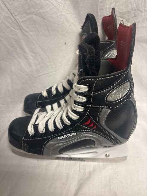 Vist Large View of Product Image Which is Used Easton SYNERGY 900 SKATES Intermediate Hockey Skate Intermediate 4.5