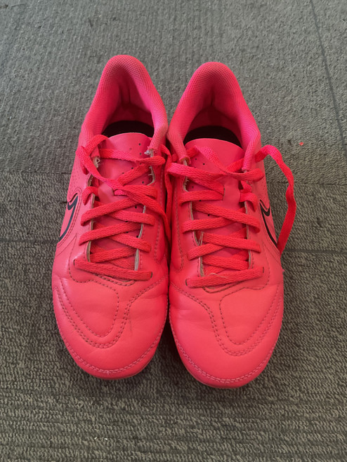Vist Large View of Product Image Which is Used Nike TIEMPO CLEATS Soccer Cleats Pink Junior 03.5
